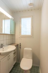 un bagno con un water, un lavandino e una finestra di Meriheinä a Kalajoki