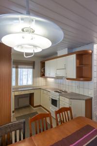 una cucina con un tavolo e una luce di Meriheinä a Kalajoki Altre 7 foto