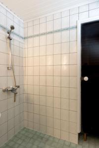 bagno con doccia e porta nera di Meriheinä a Kalajoki