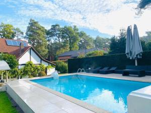 Bazén v ubytování Luxe Vacation Villa with swimming pool, 5 bedrooms nebo v jeho okolí