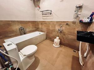 ein Badezimmer mit Toilette und Badewanne in der Unterkunft MHR Vacation Home & Mini Function Hall in Khammam