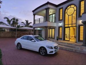 um carro branco estacionado em frente a uma casa em Winchester Place em Port Elizabeth