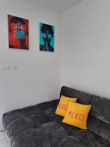 RadolaThe Red door home的灰色的沙发上摆着两个黄色的枕头 更多19张照片