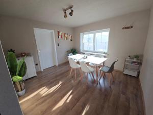 a dining room with a white table and chairs at Zum grünen Häusle in Kolitzheim