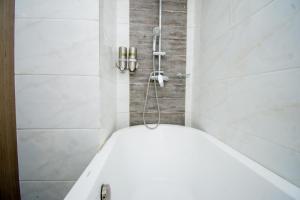 ein Badezimmer mit Dusche und Toilette in der Unterkunft Emerald Island Hotel in Boracay + 93 Fotos