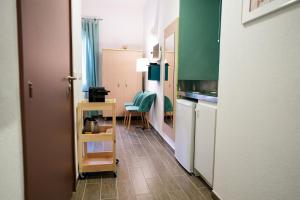 een kamer met een keuken met een tafel en stoelen bij Auberge Lou Poumié in Pierlas +10 foto's