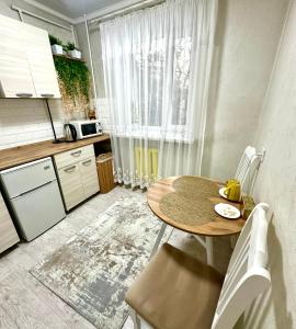 Kuchyň nebo kuchyňský kout v ubytování Апартаменты на Ахметова 6