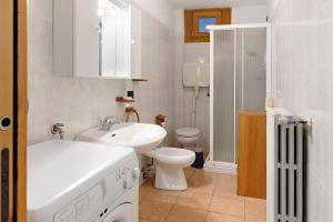 Chalet Bellavista في كييزا دي فالمالينكو: حمام أبيض مع حوض ومرحاض +41 صورة