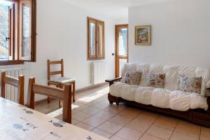 Chalet Bellavista في كييزا دي فالمالينكو: غرفة معيشة مع أريكة وطاولة