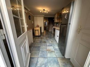 沙伯伊La belle échappée的配有冰箱和瓷砖地板的厨房