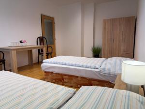 En eller flere senge i et værelse på Ubytovňa Strojár