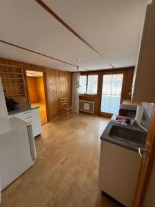 LaVida Wave Lakeside Haven am Thunersee & Alps في ليسيغن: مطبخ مع حوض وطاولة عمل