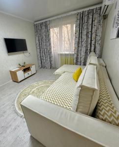 TV a/nebo společenská místnost v ubytování Апартаменты на Ахметова 6