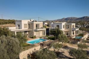 eine Luftaufnahme einer Villa mit Swimmingpool in der Unterkunft Alba Lilia II in Pitsidia