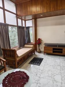 ein Wohnzimmer mit Sofa und Tisch in der Unterkunft Retreat Rivera where Serenity Meets the River in Green Island