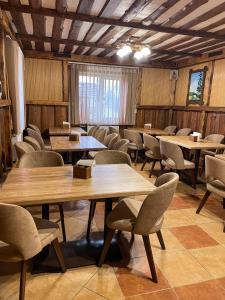 沃洛相卡Мамо, я в Карпатах的一间有桌椅的大房间 更多23张照片