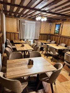 沃洛相卡Мамо, я в Карпатах的一间房间里有木桌椅的餐厅