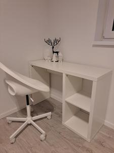 RadolaThe Red door home的白色的书桌、白色的椅子和书桌