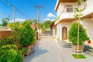 Bản ÀngThe Moon's House的种有树木和植物的房屋的庭院