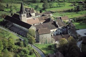an old building with a church on a hill at Chalet 4 étoiles - Piscine - efa00d in Chille