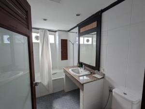 ein Badezimmer mit Waschbecken, Toilette und Spiegel in der Unterkunft Summer Inn in Lamai