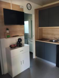 Η κουζίνα ή μικρή κουζίνα στο mobil home Stella