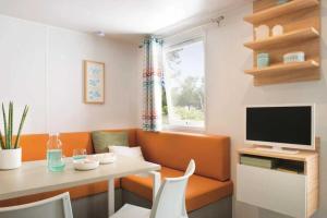 Телевизор и/или развлекательный центр в Camping 4 étoiles - Piscine - ccbahea