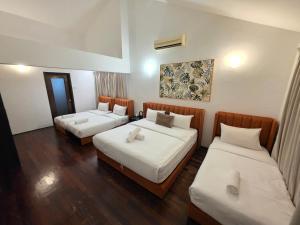 5 Bedroom Villa With Private Pool By Perkasa في كوالالمبور: غرفة بسريرين ولوحة على الحائط +43 صورة