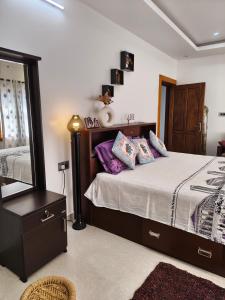 ein Schlafzimmer mit einem großen Bett und einem Spiegel in der Unterkunft Retreat Rivera where Serenity Meets the River in Green Island