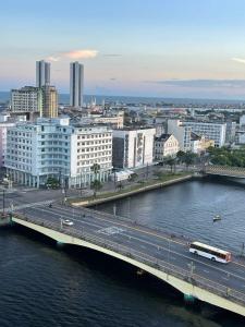 un ponte su un fiume vicino a una città di Apto Recife Aurora Mar e Rio a Recife
