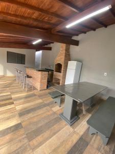 een keuken met een tafel en stoelen in een kamer bij Recanto do entardecer in Socorro +7 foto's