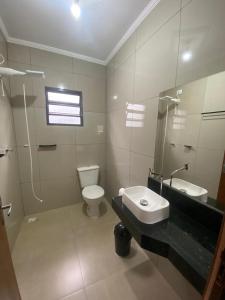 een badkamer met een wastafel en een toilet bij Recanto do entardecer in Socorro