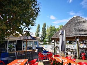 Ресторан / где поесть в Camping 4 étoiles - Piscine - ccbahea