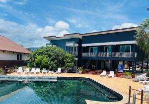 Piscina de la sau aproape de Tharathip Resort Koh Phangan - SHA Plus