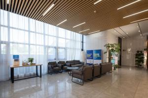 eine Lobby mit Stühlen und einem Tisch in einem Gebäude in der Unterkunft ARK HOTEL in Phnom Penh + 44 Fotos