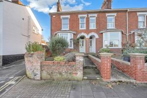 a red brick house with a brick retaining wall at 17 OutRisbygate St - 3 bedroom house that sleeps 6 with one private parking space in Bury Saint Edmunds