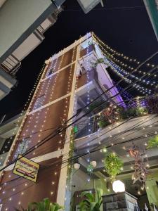 ein großes Gebäude mit Weihnachtslichtern drauf in der Unterkunft Gungun Homestay in Rishikesh