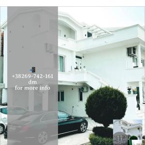 ein Bild eines vor einem Gebäude geparkten Autos in der Unterkunft PrivatHomeUlcinj1 in Ulcinj + 12 Fotos