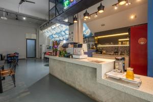 un ristorante con bancone e bar di ARK HOTEL a Phnom Penh