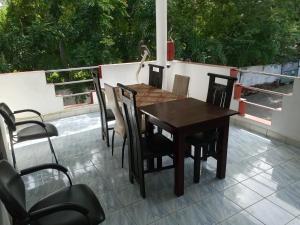 Un balcon sau o terasă la Thisara Pool Hotel Kataragama & Yala-Kabilththa Jeep Tour