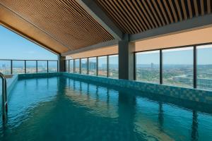 una piscina in un edificio con vista di ARK HOTEL a Phnom Penh