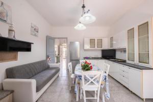 Η κουζίνα ή μικρή κουζίνα στο Villa Duna Moresca – Porto Cesareo +24 φωτογραφίες