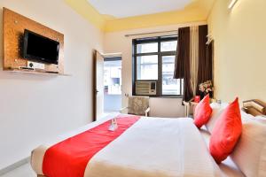 TV a/nebo společenská místnost v ubytování Collection O Dandiya Bazar Formerly Vrundavan Residency