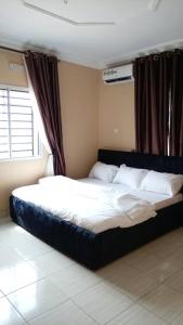 a large bed in a room with a window at RegisVille Hotel in Magboro