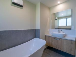 Ένα μπάνιο στο Architectural Retreat in Prestigious Whanganui