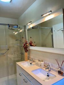 a bathroom with two sinks and a mirror at Oasis Rural in Ucero