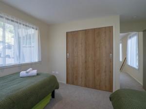 Ένα ή περισσότερα κρεβάτια σε δωμάτιο στο Architectural Retreat in Prestigious Whanganui