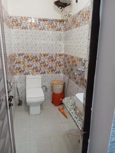 ein Badezimmer mit Toilette und Waschbecken in der Unterkunft Gungun Homestay in Rishikesh