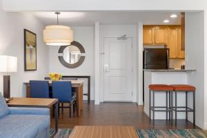 un soggiorno e una cucina con tavolo e sedie di Desert Rose Resort a Las Vegas