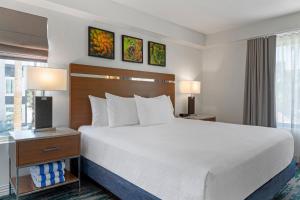 una camera d'albergo con un letto grande e una finestra di Desert Rose Resort a Las Vegas Altre 22 foto